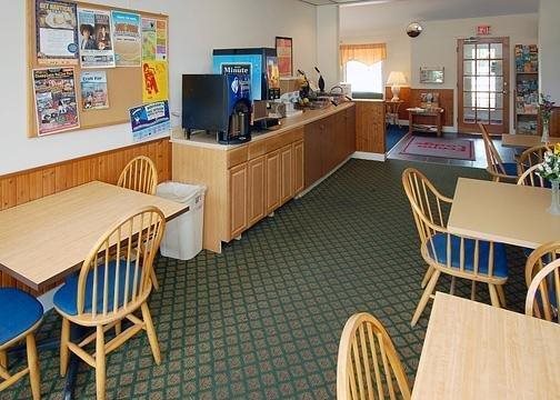 Econo Lodge Inn & Suites — hotel in Shelburne
