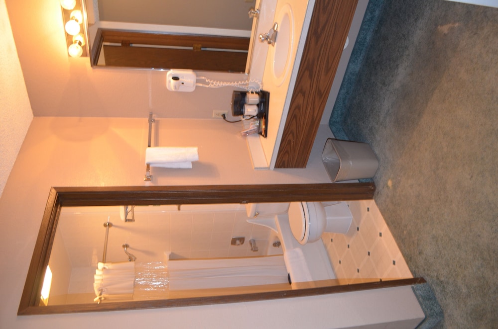 Nampa Inn & Suites - photo 17