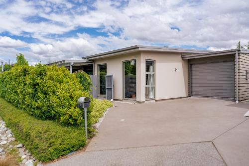 Urban Oasis Wanaka Holiday Home — 4-Star Luxury Hotel in Wanaka, New Zealand
