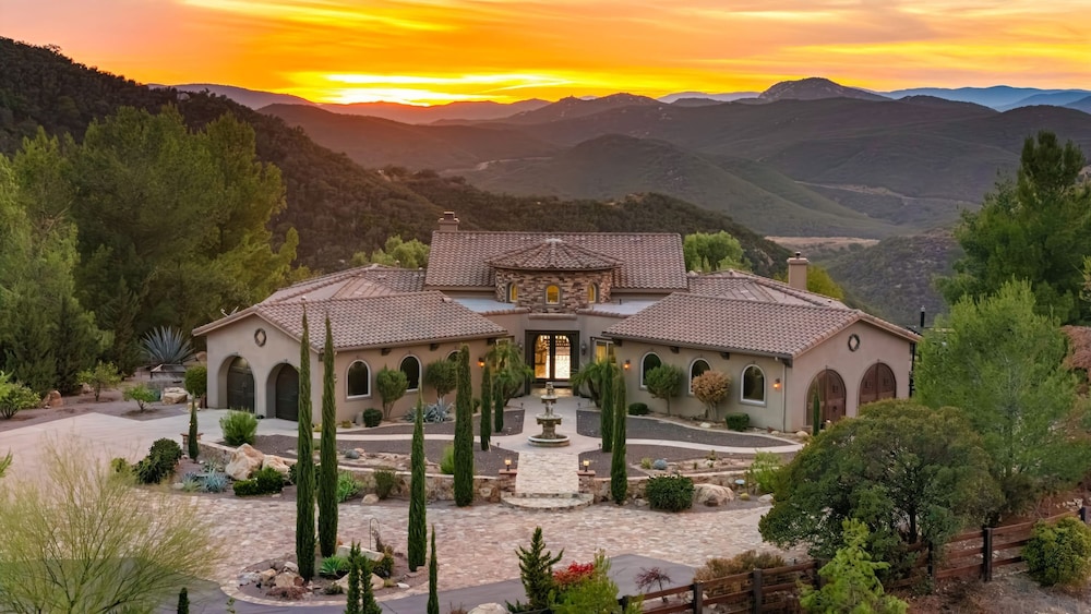 Cleveland Vista by Avantstay Pool Hot Tub Fire Pit Panoramic Views — hotel in Murrieta
