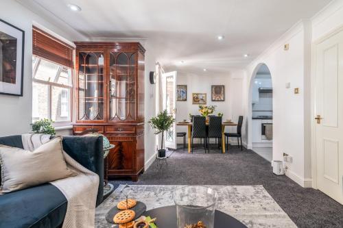 Charming 3 Bedroom London Townhouse Balcony — 4-Star Luxury Hotel in London, United Kingdom