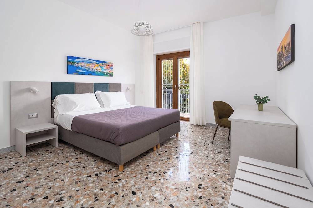 Zephiro Suite De Vivo Realty — 4-Star Luxury Hotel in Piano Di Sorrento, Italy