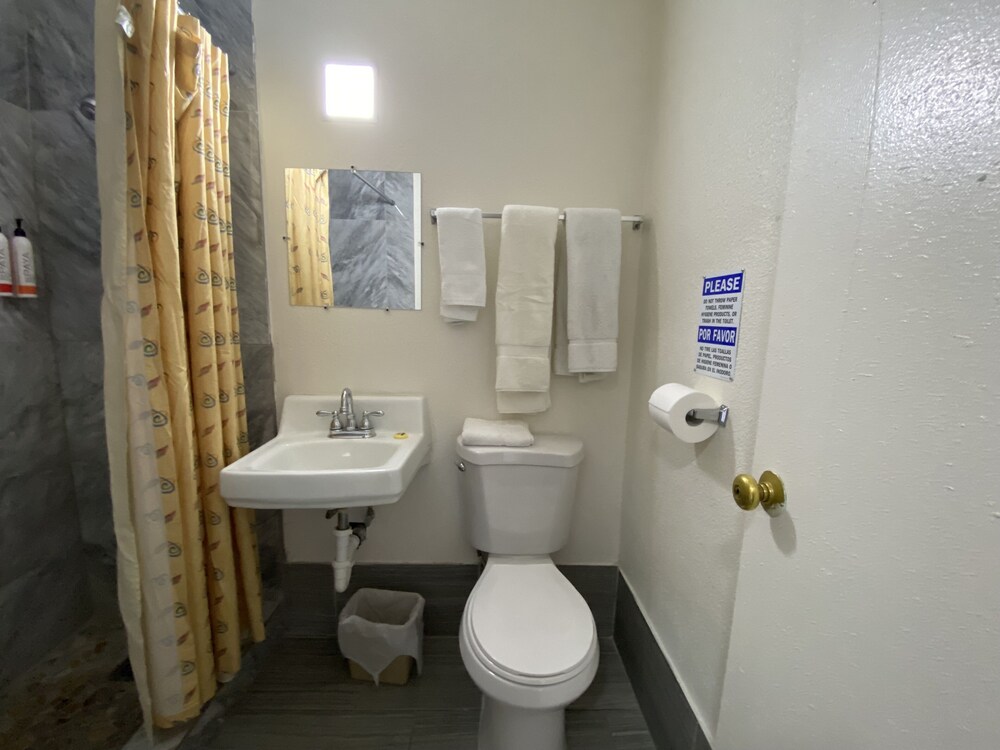 Lucky Cuss Motel - photo 31