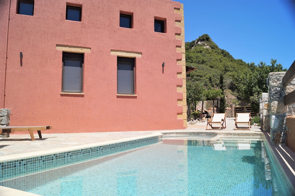 ArchonVilla — 4-Star Luxury Hotel in Palaiochora, Greece