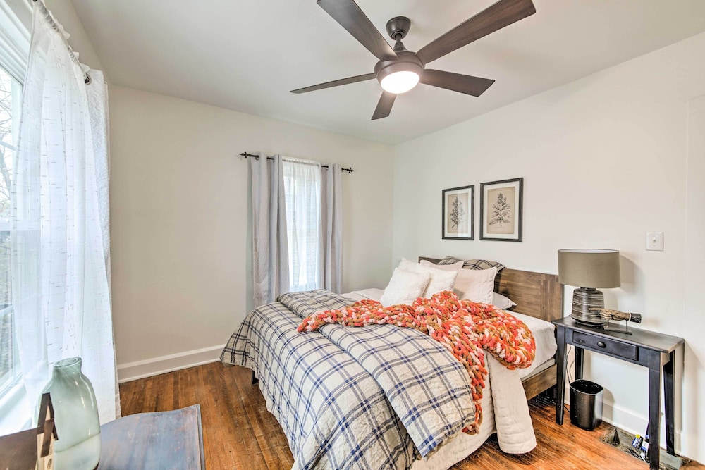 Renovated Bloomington Home Steps to Campus - photo 5