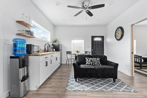Hidden Cottage mins to Main St and sleeps 4 — 4-Star Luxury Hotel in Fredericksburg, United States