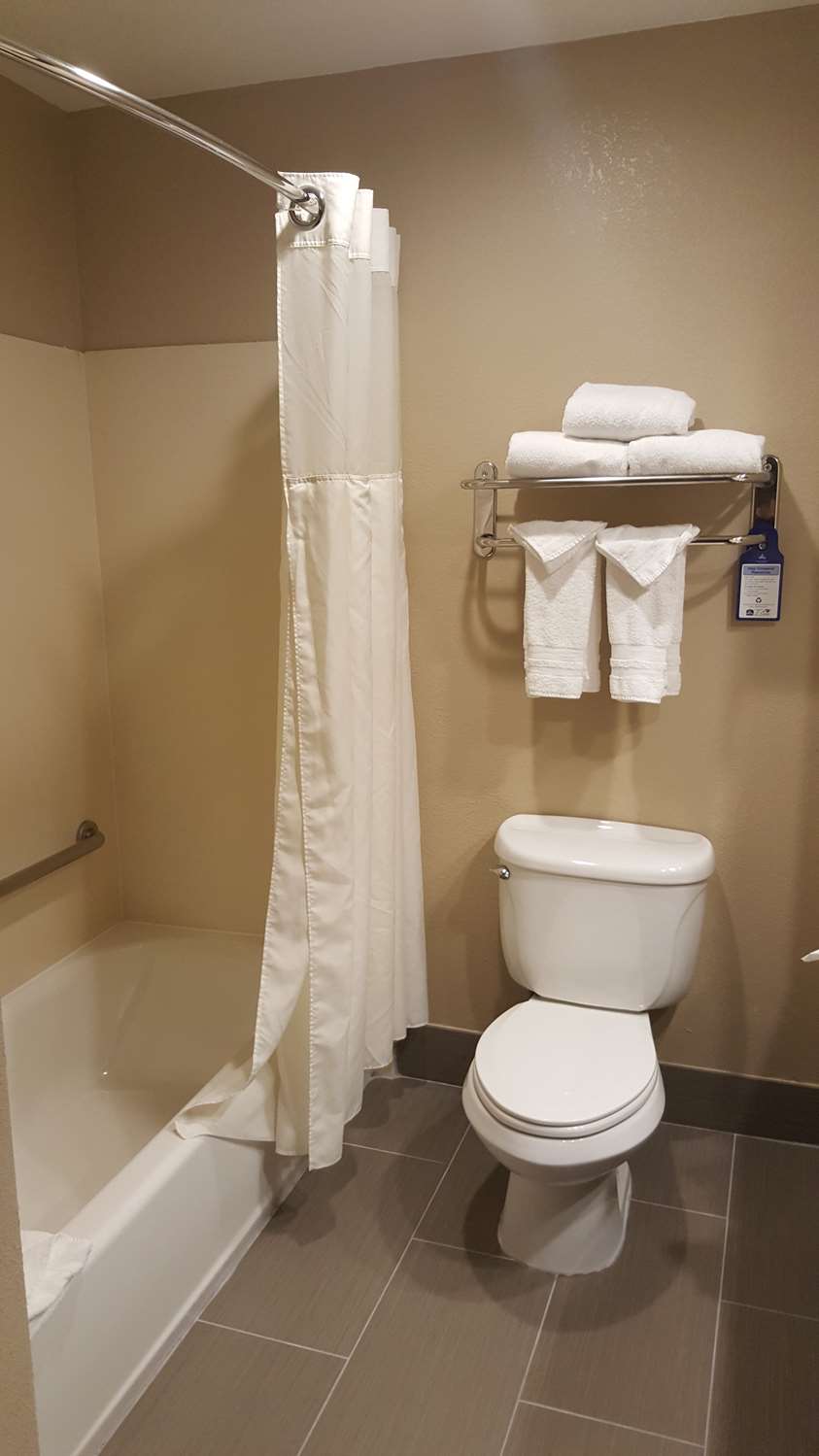 Airport Inn and Suites - photo 27