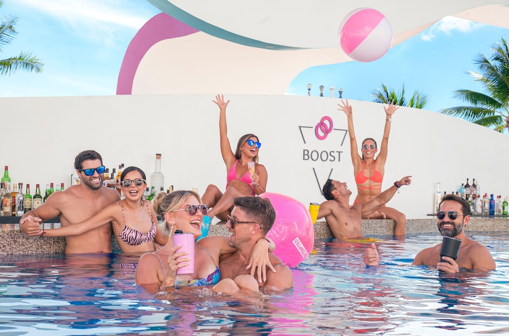 Swim-up bar