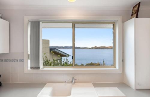 Seaside Serenity Panoramic Waterfront Retreat — Sandy Bay