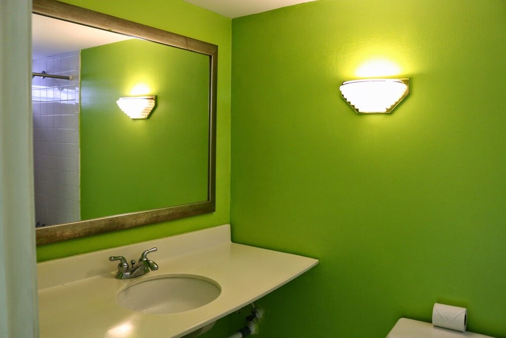 Camelot Waterfront Inn - photo 34