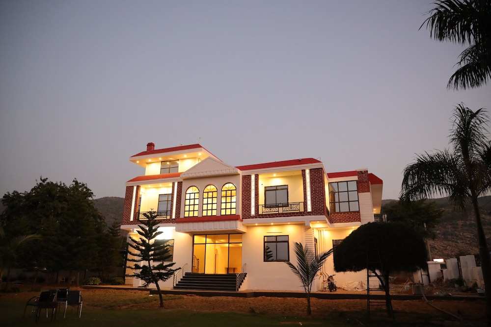 Winter Mountain Resort - carbon neutral hotel in Pushkar