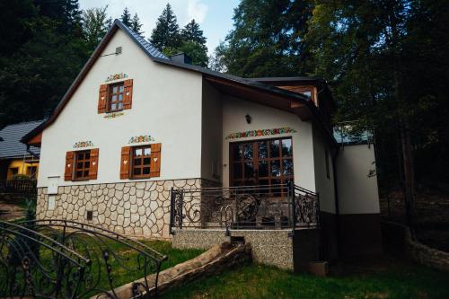 Chata Pohadka Lesni Udoli — hotel in Perstejn