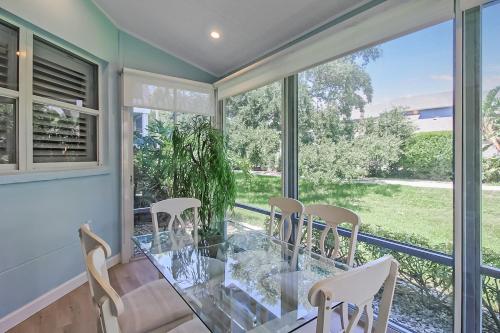 Updated 2BR Siesta Key condo with private beach access — 4-Star Luxury Hotel in Siesta Key, United States
