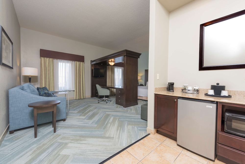 Hampton Inn Detroit Roseville - photo 17