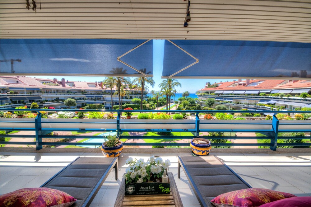 Duplex Park De Mar - carbon neutral hotel in Sitges