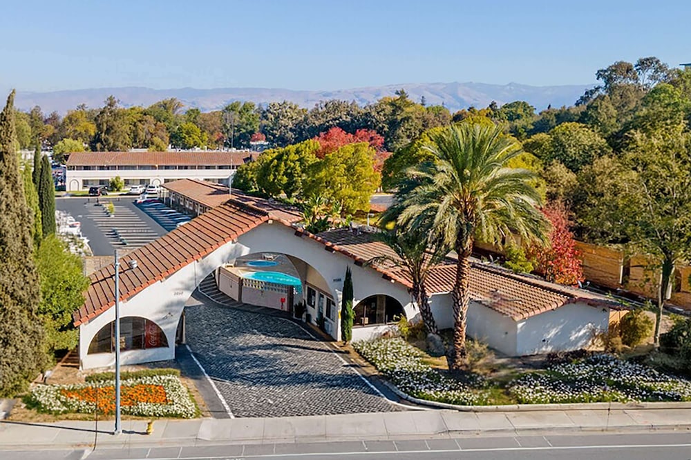 Super 8 by Wyndham San Jose Airport - photo 20
