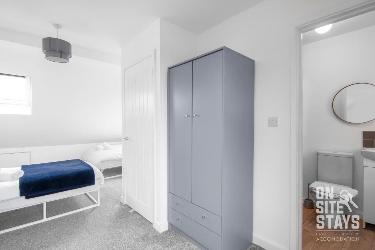 OnSiteStays Dartford 4BR House with Garden bathroom and ensuite — 4-Star Luxury Hotel in Dartford, United Kingdom