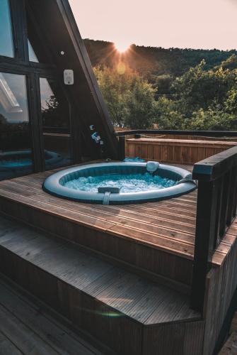 Valdo Cabin — 4-Star Luxury Hotel in Sadu, Romania