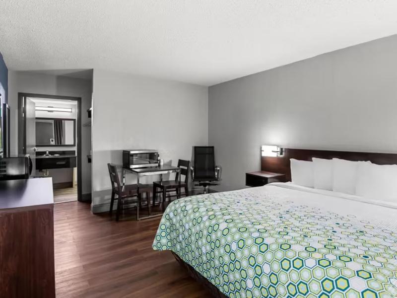 HomeTowne Studios Richmond Airport Sandston - photo 12