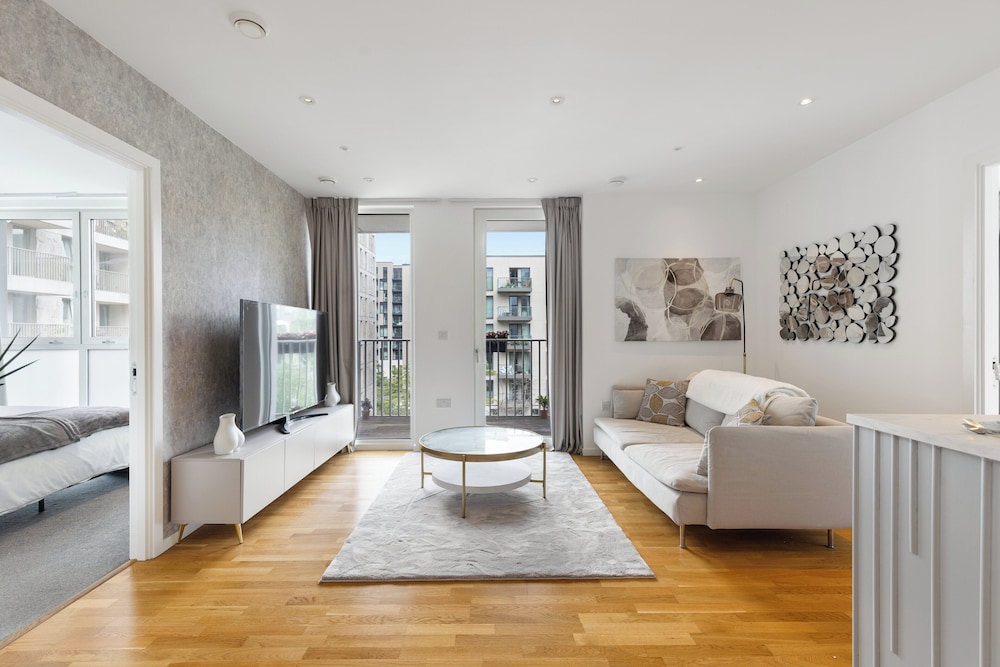2 Bed sleeps 4 balcony family Friendly — 4-Star Luxury Hotel in London, United Kingdom