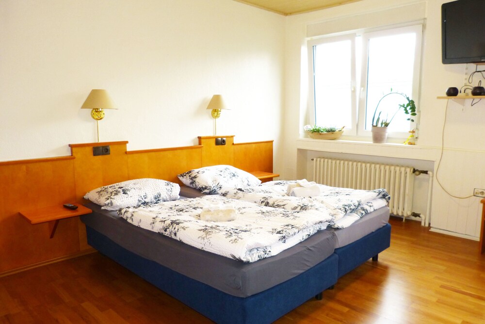Messe Zimmer Tus Treff — hotel near Düsseldorf Airport