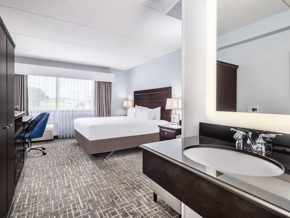 Crowne Plaza Milwaukee Airport by IHG - photo 16