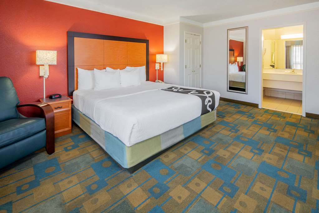 La Quinta Inn & Suites by Wyndham Irvine Spectrum - photo 18