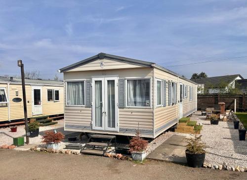2 Bedroom Caravan Located in Uddingston Glasgow at Maryville Caravan Site — 4-Star Luxury Hotel in Uddingston, United Kingdom