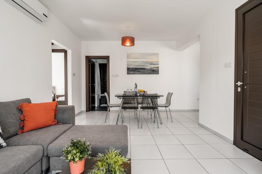 Lovely 2 Bedroom Family Apartment w Pool
