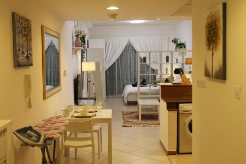 Spacious studio apartment in Dubai Marina close to metro and beach — 4-Star Luxury Hotel in Dubai, United Arab Emirates