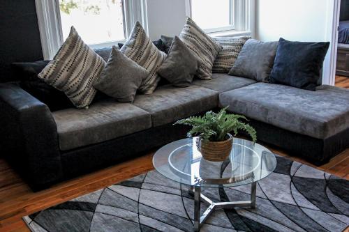 A Luxurious 5 star Location 2 QUEEN Bed s TROY — Troy — photo 3