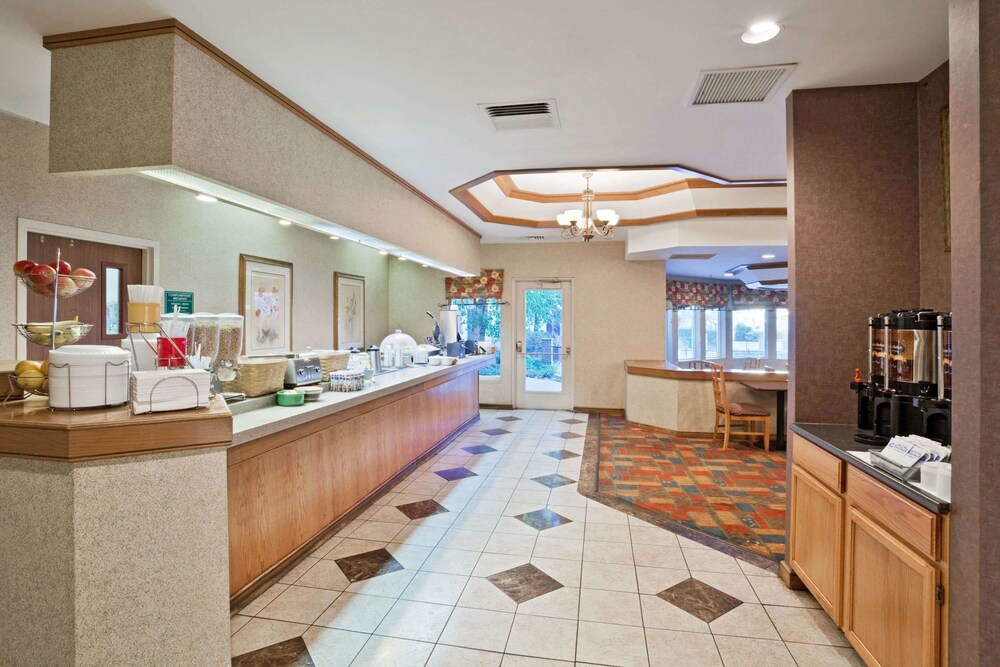Overland Park Hotel - photo 14