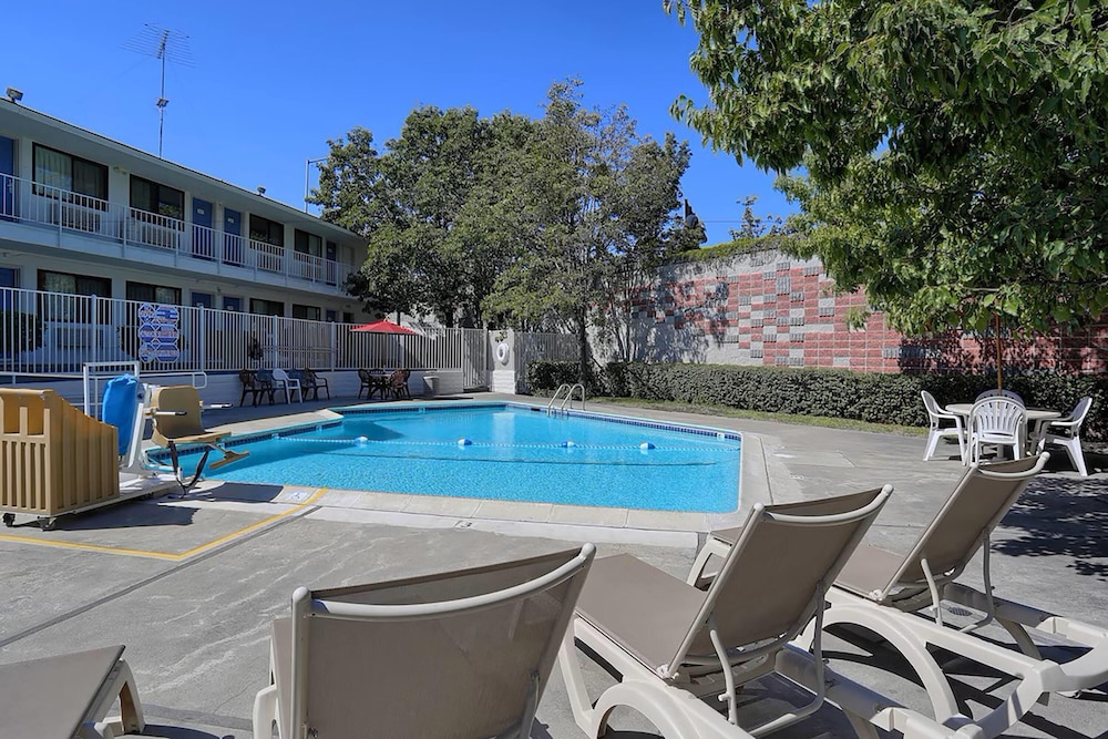 Super 8 by Wyndham Walnut Creek - photo 20