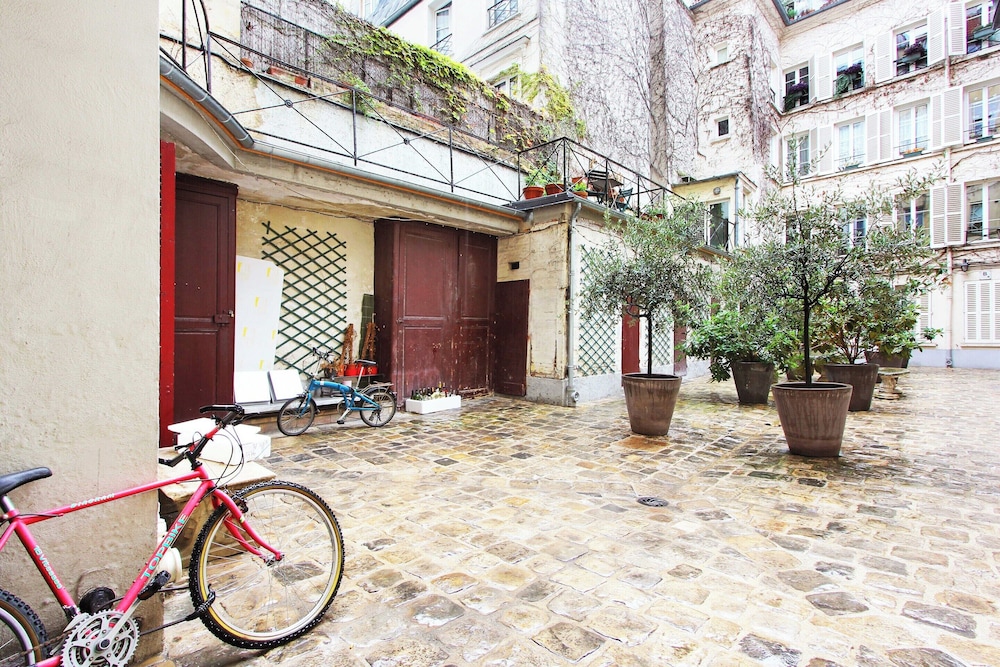 Authentic Studio 2P Le Marais - carbon neutral hotel in Paris