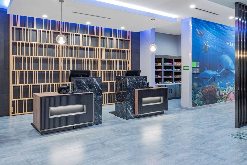 La Quinta Inn & Suites by Wyndham Galveston North at I 45 - photo 6
