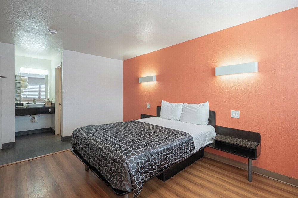 Coastal Valley Inn - photo 9