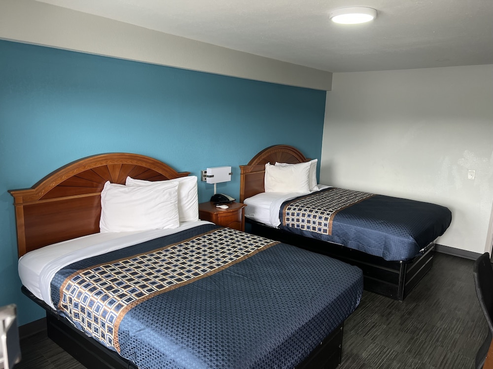 Econo Lodge Commerce - photo 16