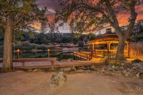 Oak Pond Retreat Stocked pond pool table BBQ Grill EV Charger in Oakhurst, United States