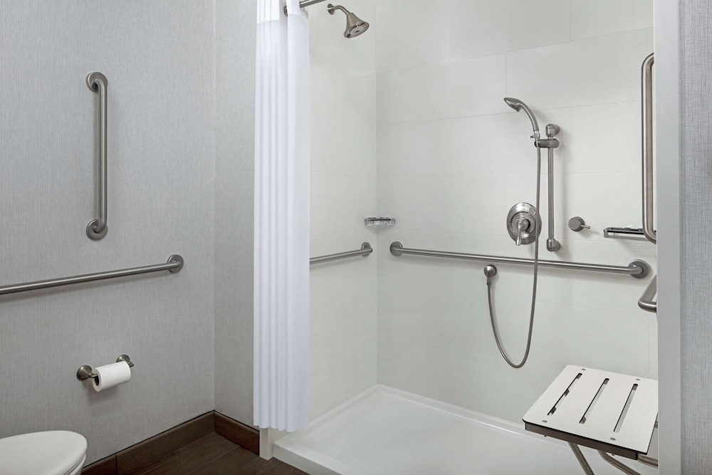 Hampton Inn & Suites Teaneck Glenpointe - photo 22