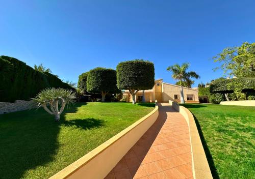 Villa Bonavista Exclusiva Villa Privada En Elche — 4-Star Luxury Hotel in Elche, Spain
