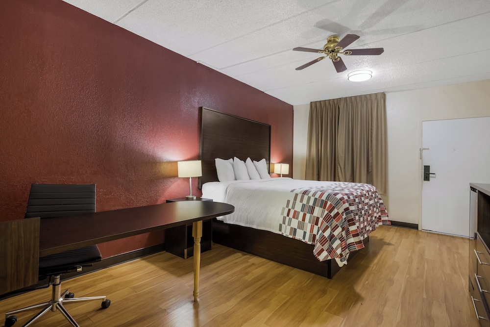 Red Roof Inn & Suites Statesboro University - photo 12