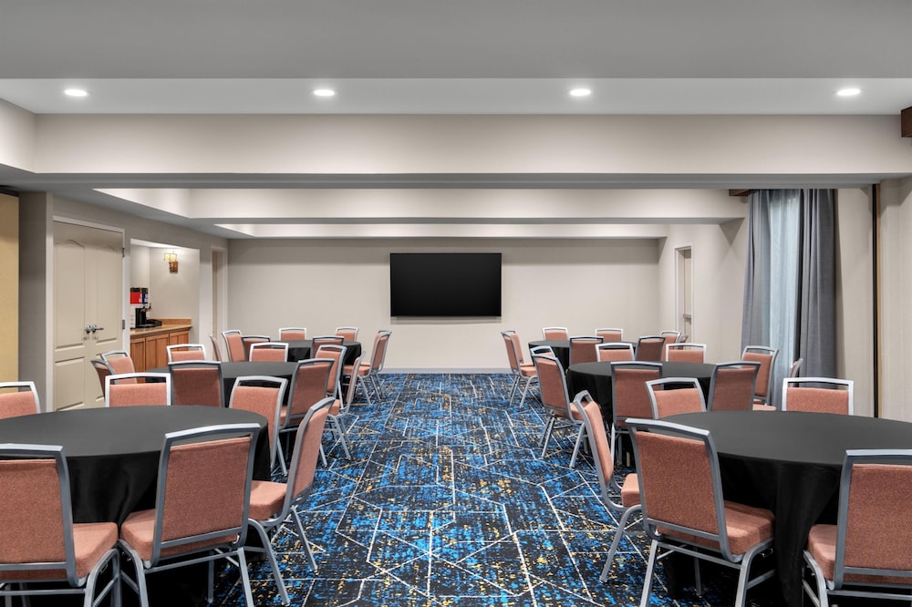 Hampton Inn & Suites Fresno - photo 30