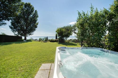 Villa con vista mozzafiato sul Lago — 4-Star Luxury Hotel in Bardolino, Italy