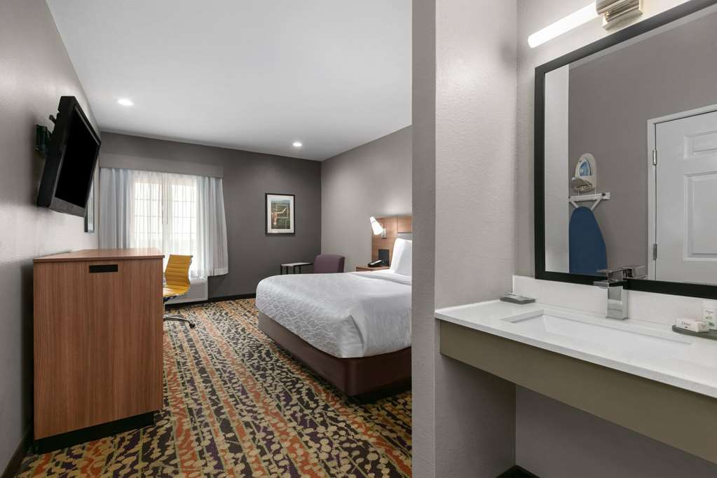 La Quinta Inn & Suites by Wyndham Belton Temple South - photo 19