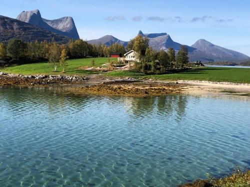 Efjord And Stetind Resort Cabin Kobbernestinden — hotel in Ballangen