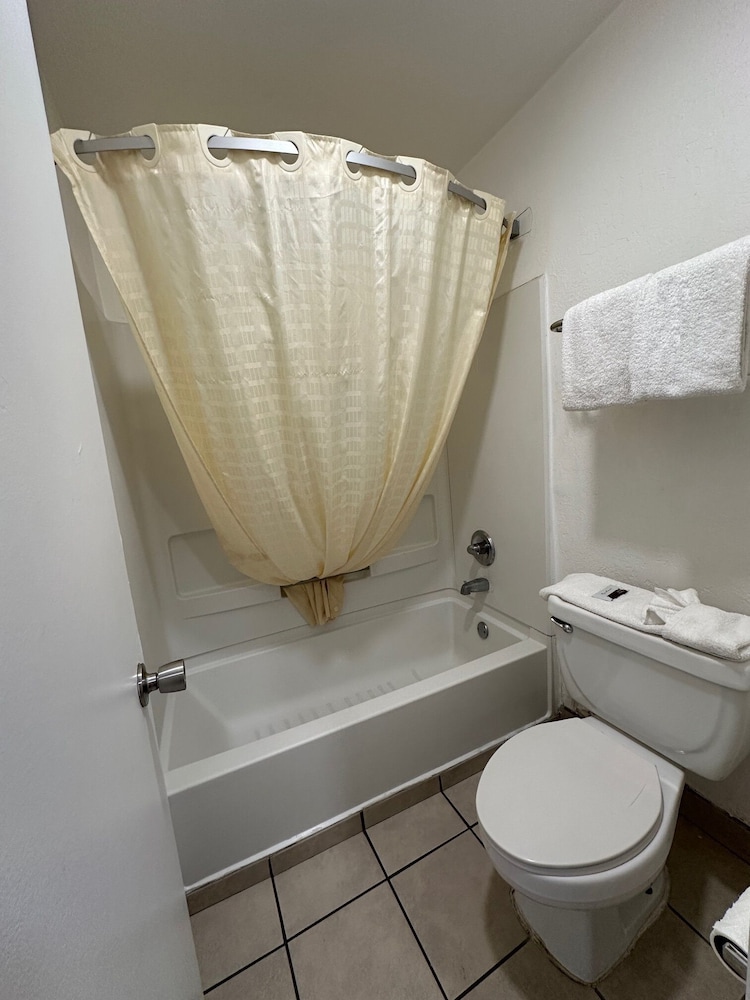 Desert Sands Inn & Suites - photo 11