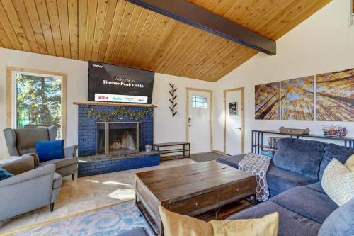 Timber Peak Cabin Hot Tub BBQ Scenic Views — 4-Star Luxury Hotel in Palmer Lake, United States