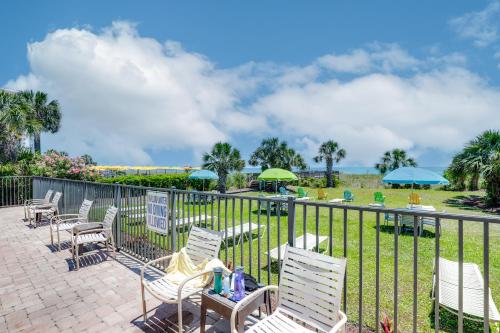 Walk to Shore Condo with 2 Pools in Myrtle Beach — 4-Star Luxury Hotel in Myrtle Beach, United States