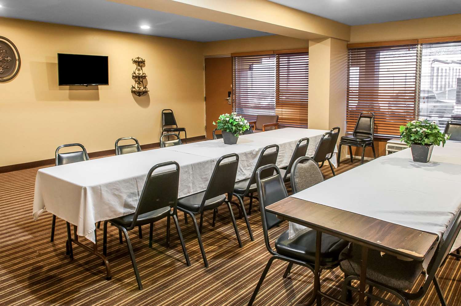 Suburban Extended Stay Hotel East - photo 22
