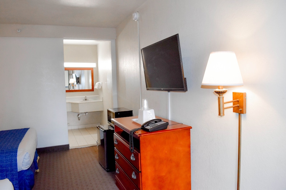 Attleboro Motor Inn - photo 19